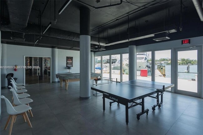 Building Photo - 900 Bay Dr