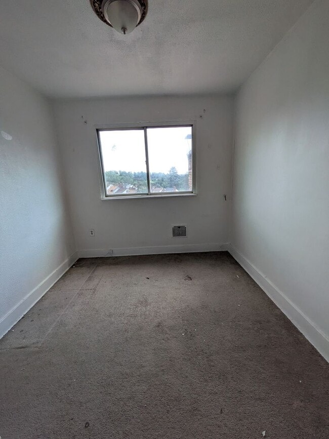 Building Photo - 2 bed 1 bath home with large living room a...