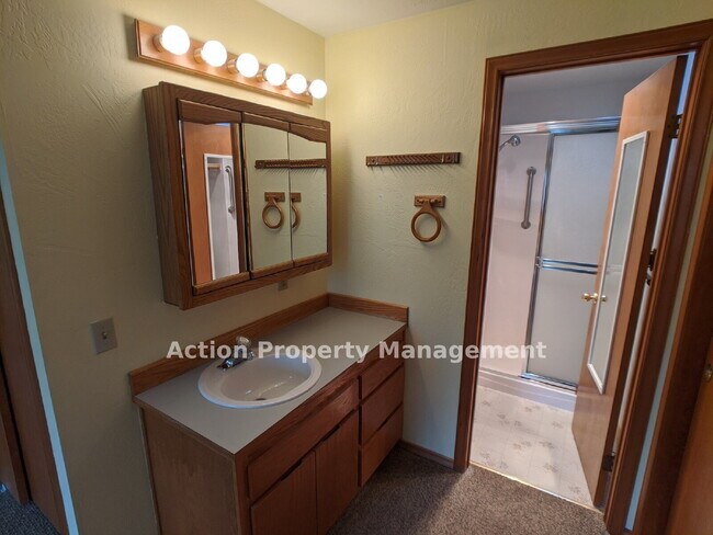 Building Photo - 2 bed + 1 office, 2 bathrooms, in Sequim