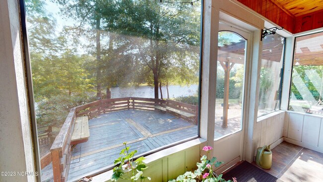 Building Photo - 245 Lakeside Dr