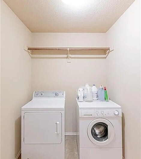 Building Photo - 1652 N Oakhaven Pl