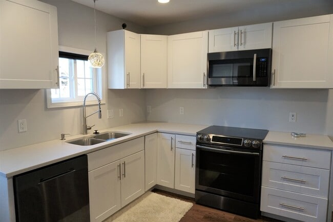 Building Photo - New modern 2 bed / 1 bath with fenced yard...