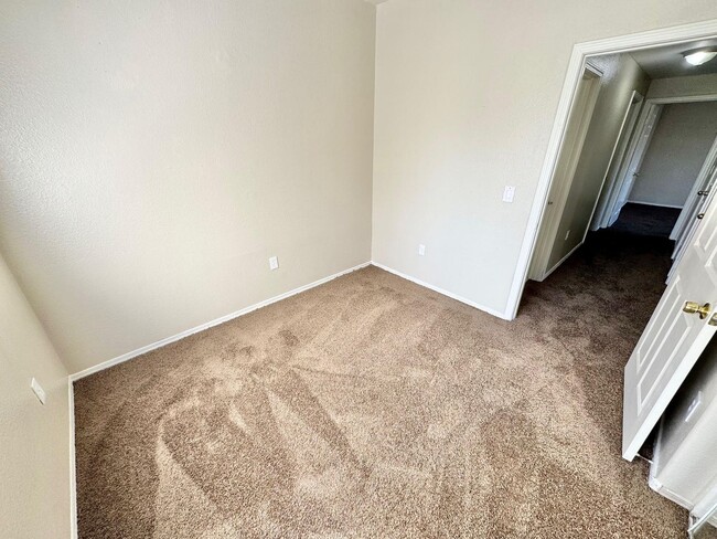 Building Photo - **BEAUTIFUL 3 BEDROOM, 2 BATHROOM DOWNSTAI...