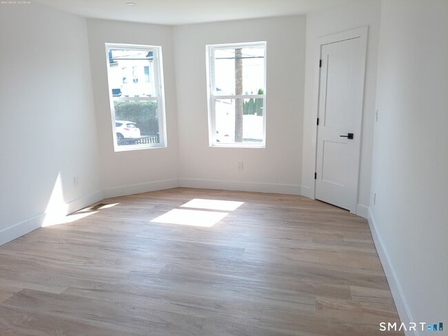 Building Photo - 365 Broad St