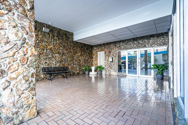 Building Photo - 1801 S Ocean Dr