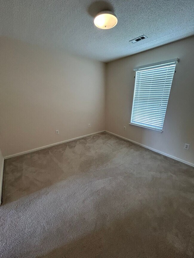 Building Photo - Simpsonville, SC 3BD/2.5BA Plus Bonus, 170...