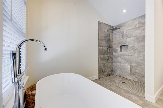 Building Photo - 5609 Courtyard Cove