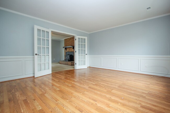 Building Photo - 130 Camelot Crescent