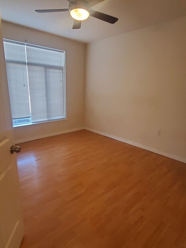 Building Photo - 2 bed 2 Bath Condo with Community Pool!
