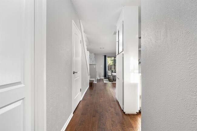 Building Photo - 7122 Wood Hollow Dr