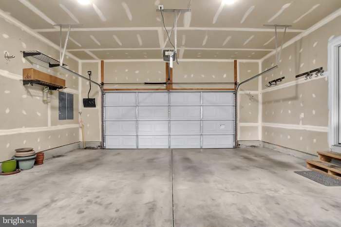 Building Photo - 515 Waterdale Dr