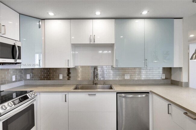 Building Photo - 100 Bayview Dr