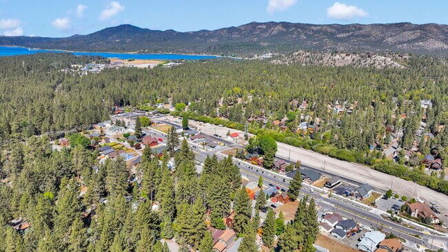 Building Photo - Remodeled 2 Bed / 1 Bath Near Bear Mountain & Golf Course