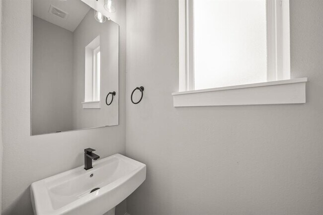 Building Photo - 823 Woodcrest Dr