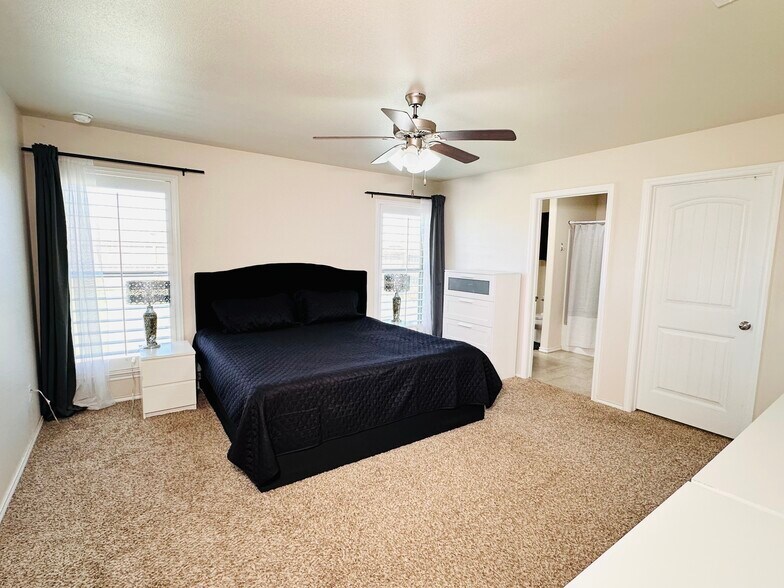 Building Photo - 1605 Revolution Dr