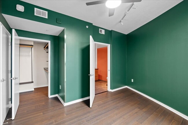 Building Photo - Experience Luxury Living in the Heart of C...