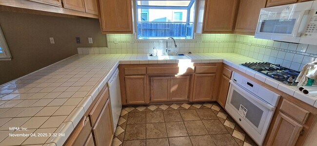 Building Photo - 3 bedroom 2 Bath home with garage, yard and shed