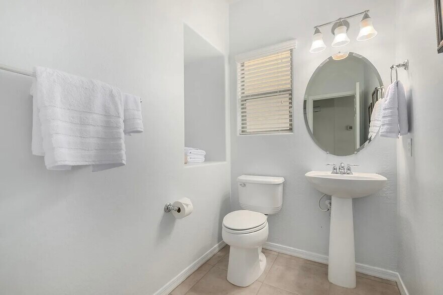 Building Photo - 16017 N 19th Dr