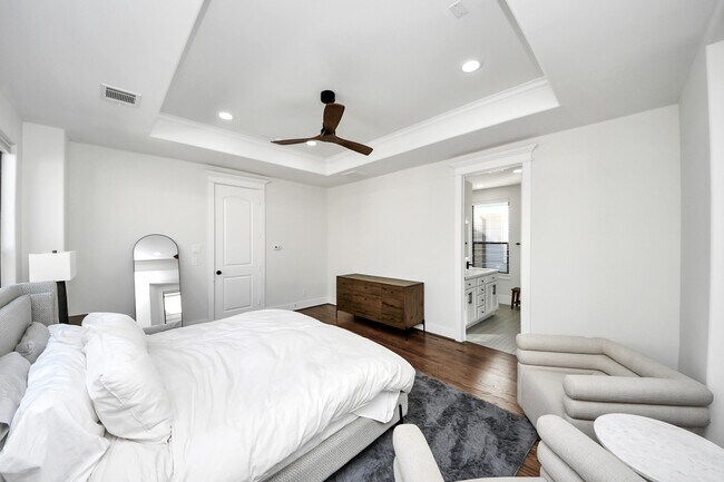 Building Photo - 916 W 20th St