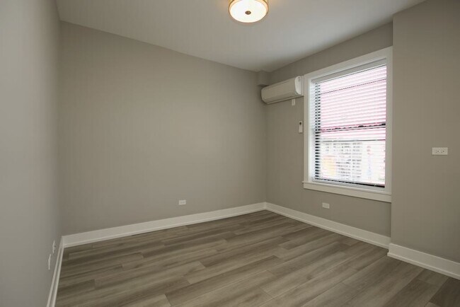 Building Photo - 3948.5 N Janssen Ave