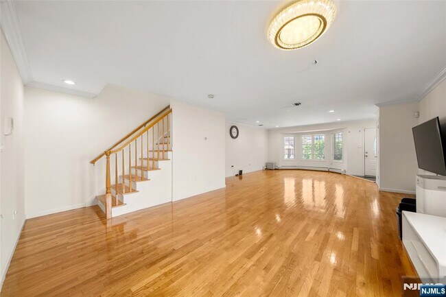 Building Photo - 227 E Columbia Ave