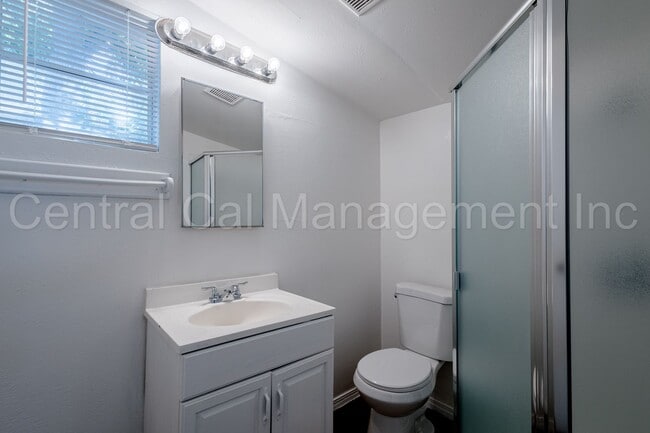 Building Photo - 2 Bedroom/1 Bath Home - $1550 Per Month!