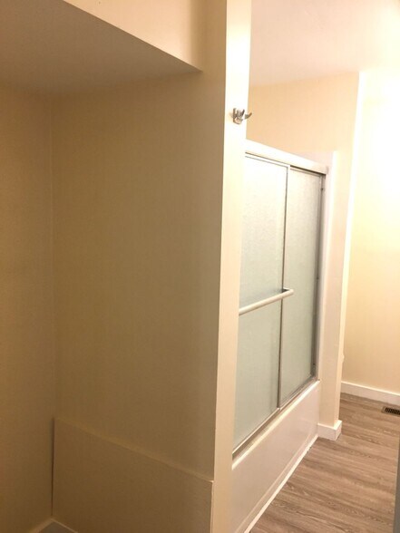 Building Photo - 605 21st St