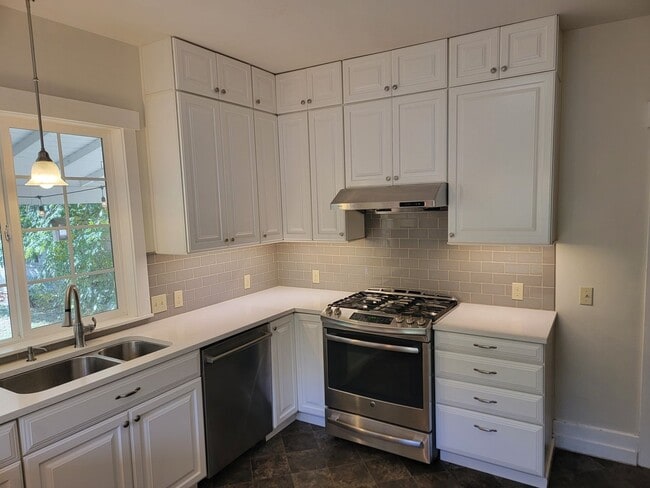 Building Photo - South Hill Home