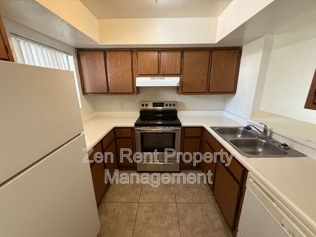 Building Photo - 2843 E Marconi Ave