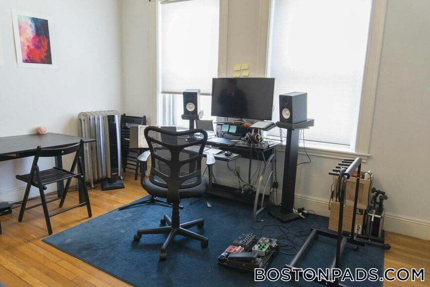 Building Photo - 137 Park Dr