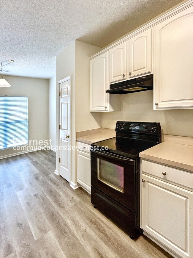 Building Photo - Spacious 3 Bedroom Home in High Point / Up...