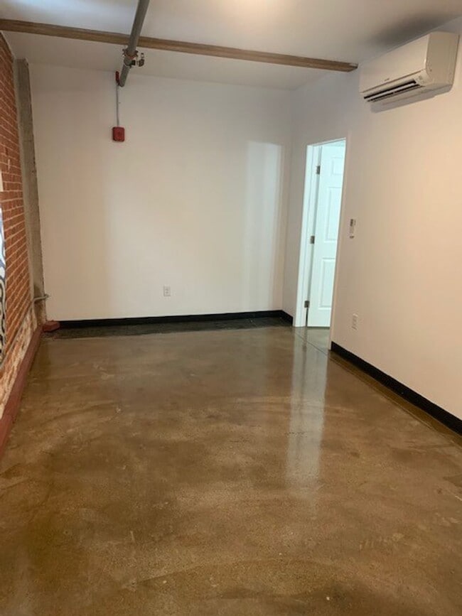 Building Photo - 548 Roosevelt Ave