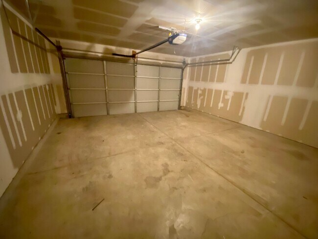 Building Photo - It's a Beauty ~ Great Location ~ 3/2.5 ~ M...