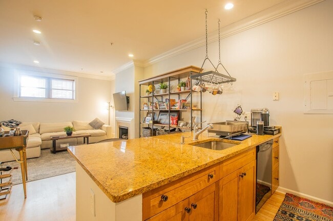 Building Photo - Amazing 1 BR/1 BA Condo in Dupont Circle!