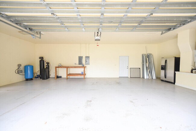 Building Photo - 4068 Gardenwood Cir