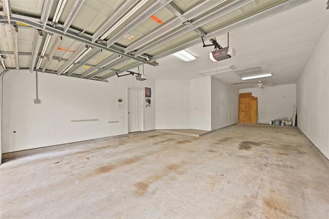 Building Photo - 1008 Elm Pointe