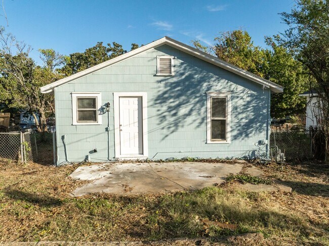 Building Photo - Freshly Updated 2 Bedroom House
