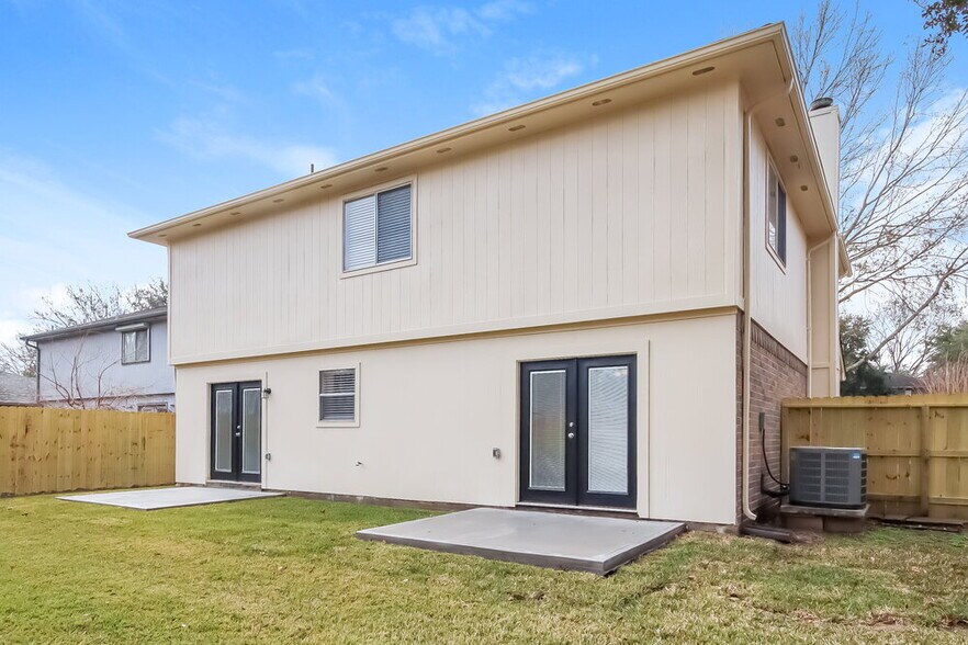 Building Photo - 1711 Oak Ridge Dr