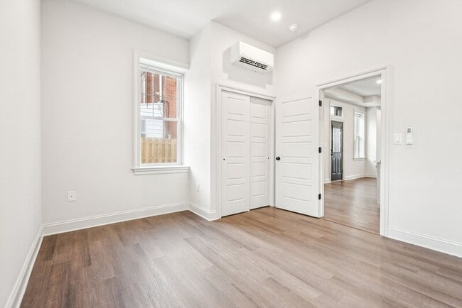 Building Photo - 472 Roxborough Ave