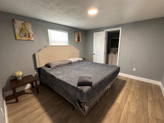 Building Photo - 802 E Emma St