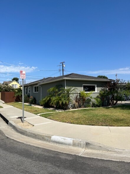 Corner lot - 18033 Glenburn Ave