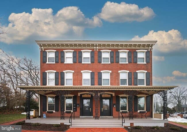 Building Photo - 329 S High St