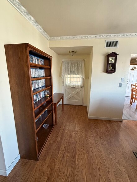 Building Photo - 8917 Reydon St