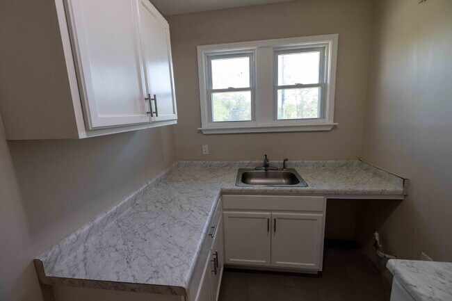 Building Photo - Modern Comfort, Classic Charm — Your Next Detroit Apartment Awaits