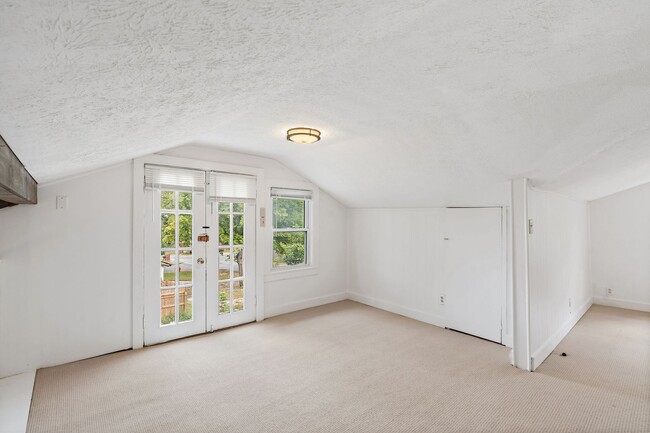 Building Photo - Adorable East Nashville Cottage w/ HUGE Fully-Fenced backyard!