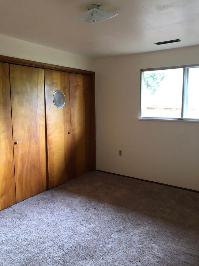 Building Photo - Spacious NW Corvallis Duplex -   3 Bedroom...