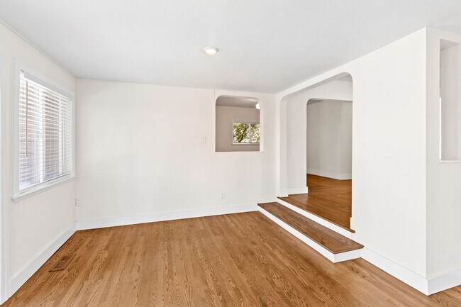 Building Photo - Charming & Spacious Single Family Home