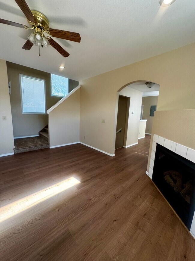 Building Photo - Charming 4 Bedroom close to Patty Jewett Golf Course