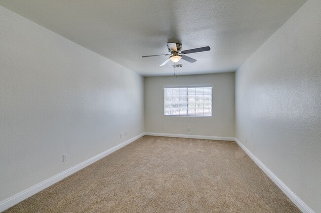 Building Photo - 3 Bedroom Townhouse with attached garage i...