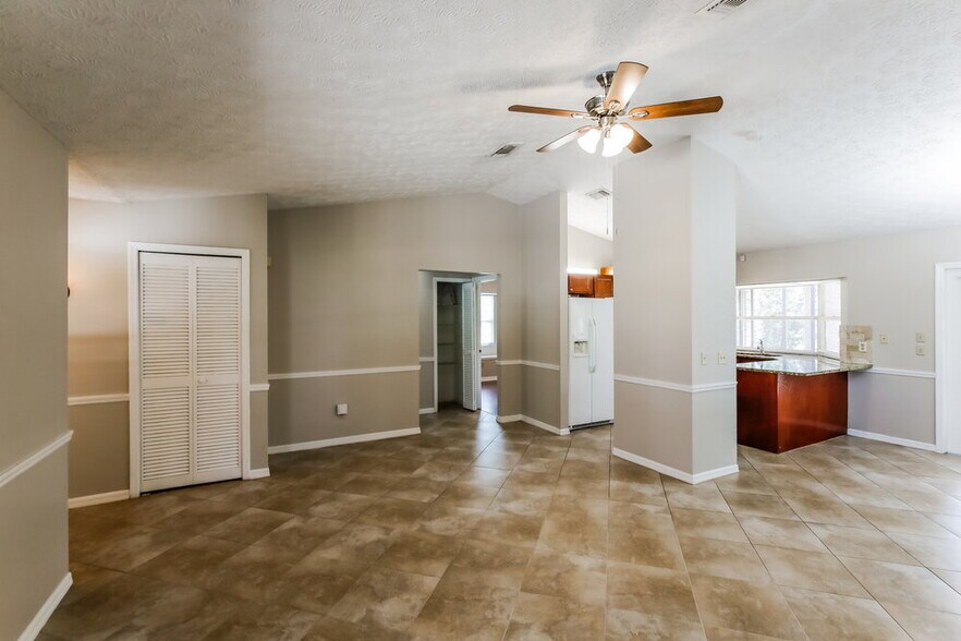 Building Photo - 222 SW Starflower Ave